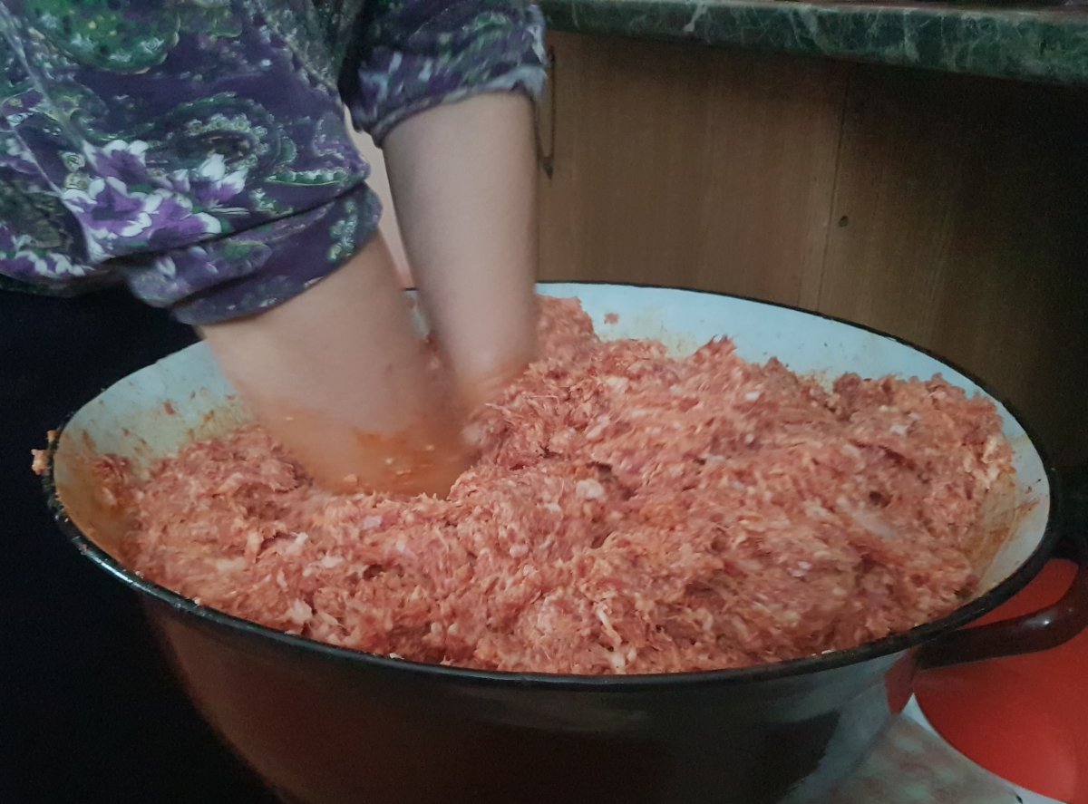 A kolbászhús „dagasztása”. A legfontosabb a megfelelő fűszerezés •  Fotó: Makkay József