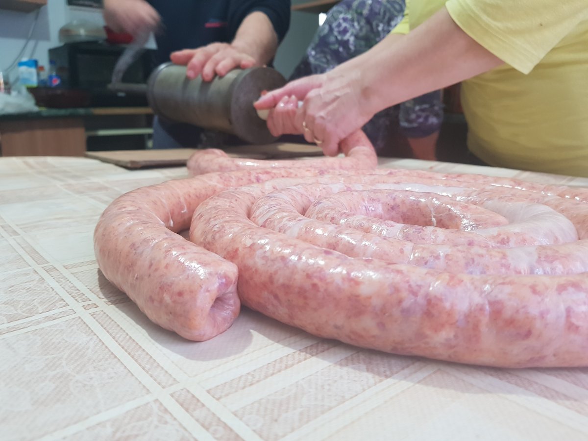 Házi kolbásztöltő. Sok portán ma is a hagyományos eszközöket használják •  Fotó: Makkay József