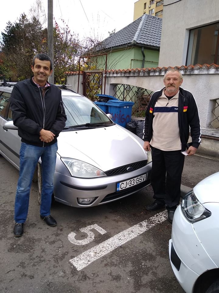 Gigi Ștefan és Gombos Ferenc az autó előtt •  Fotó: Gigi Stefan/Facebook