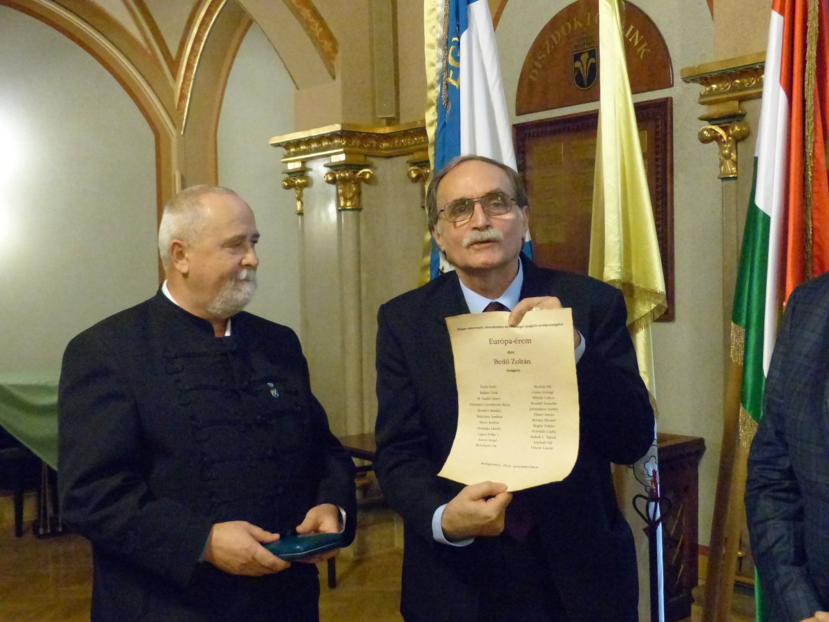 Molnár Pál, a Balassi Kard Művészeti Alapítvány elnöke átadja Bedő Zoltánnak (balra) a díjjal járó oklevelet •  Fotó: Elekes Andor