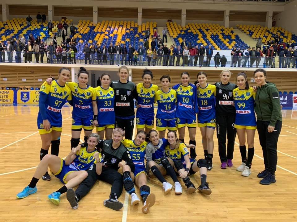 A Brassói Corona kerete, benne a fennakadt válogatott kézilabdázókkal: Bianca Bazaliu (balra fent), Cristina Laslo (fekve, bal szélen), valamint Daria Bucur (18-as mez) •  Fotó: Facebook