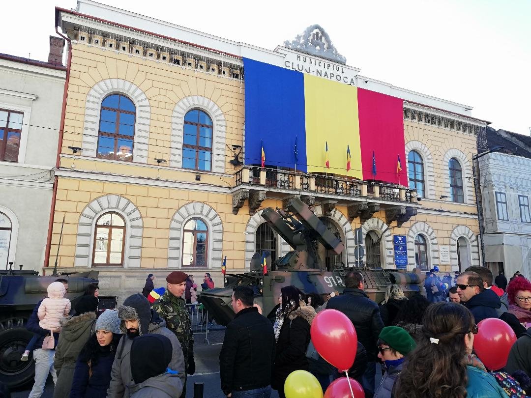 Felvonulók gyűrűjében a katonák és a hadsereg járművei a kolozsvári Deák Ferenc (Eroilor) utcában •  Fotó: Bede Laura