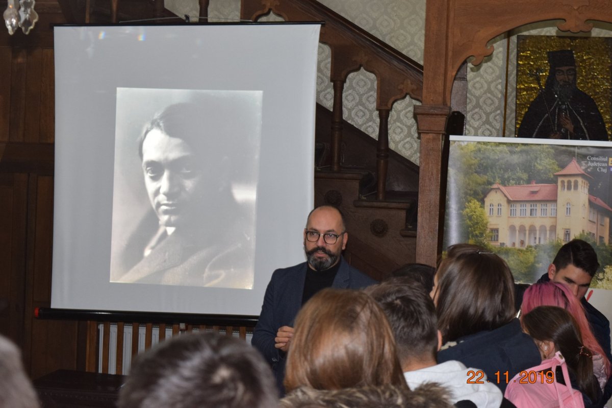 Imre Zoltán kultúrantropológus (középen) a csucsai kastélyban tartott előadást diákoknak Adyról •  Fotó: Csucsai Goga múzeum