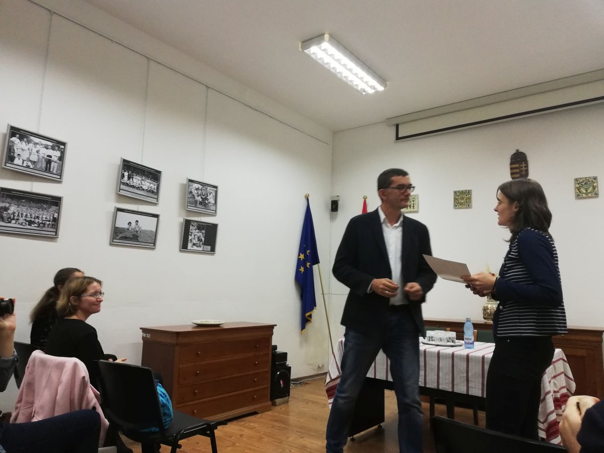 Karácsonyi Zsolt főszerkesztő átadja a díjat •  Fotó: Pap Melinda