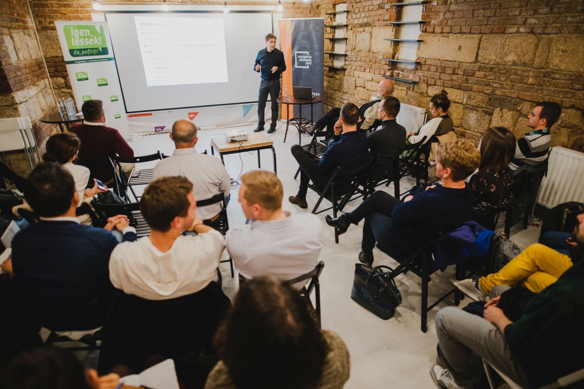 Csata Zsombor a K+ közösségi térben tartott előadást &bullet;  Fotó: Bethlendi Tamás