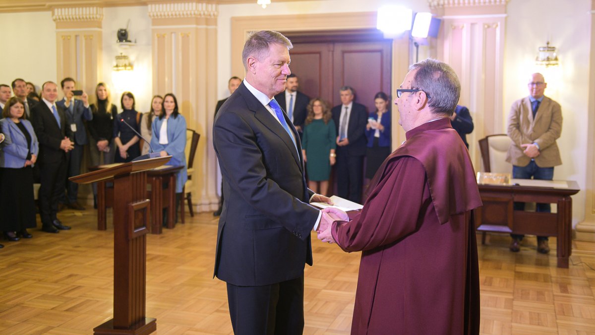 Valer Dorneanu, az alkotmánybíróság elnöke (jobbra) átadja a mandátumigazoló határozat egy példányát Klaus Johannisnak •  Fotó: Presidency.ro