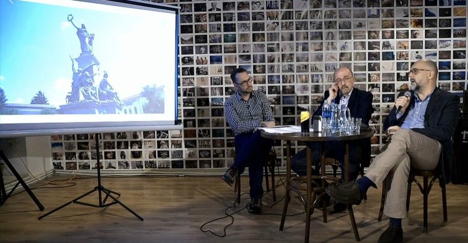 Mellette az utódja: Markó Béla és Kelemen Hunor a Kelemen Attila Ármin (balra) által moderált kolozsvári beszélgetésen. &bullet;  Fotó: Facebook/Transindex