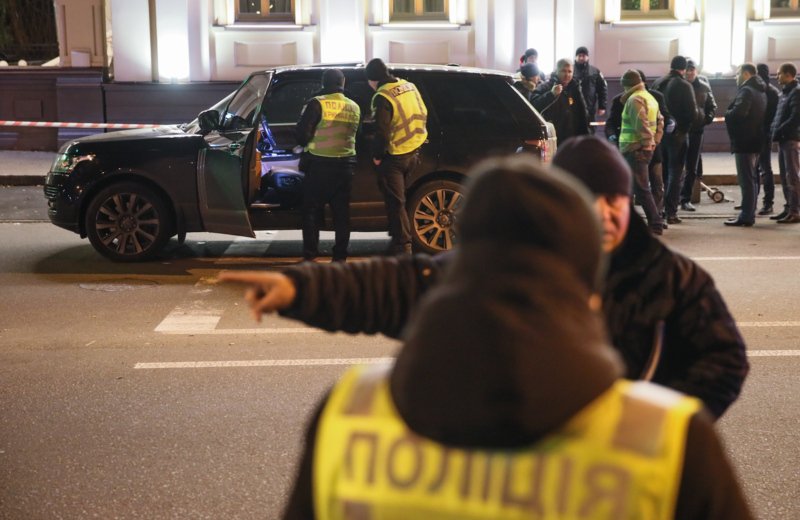 Rendőrök vizsgálják az ukrán politikus gépkocsiját a támadás után • Fotó: Volodymyr Petrov/Kyivpost.com