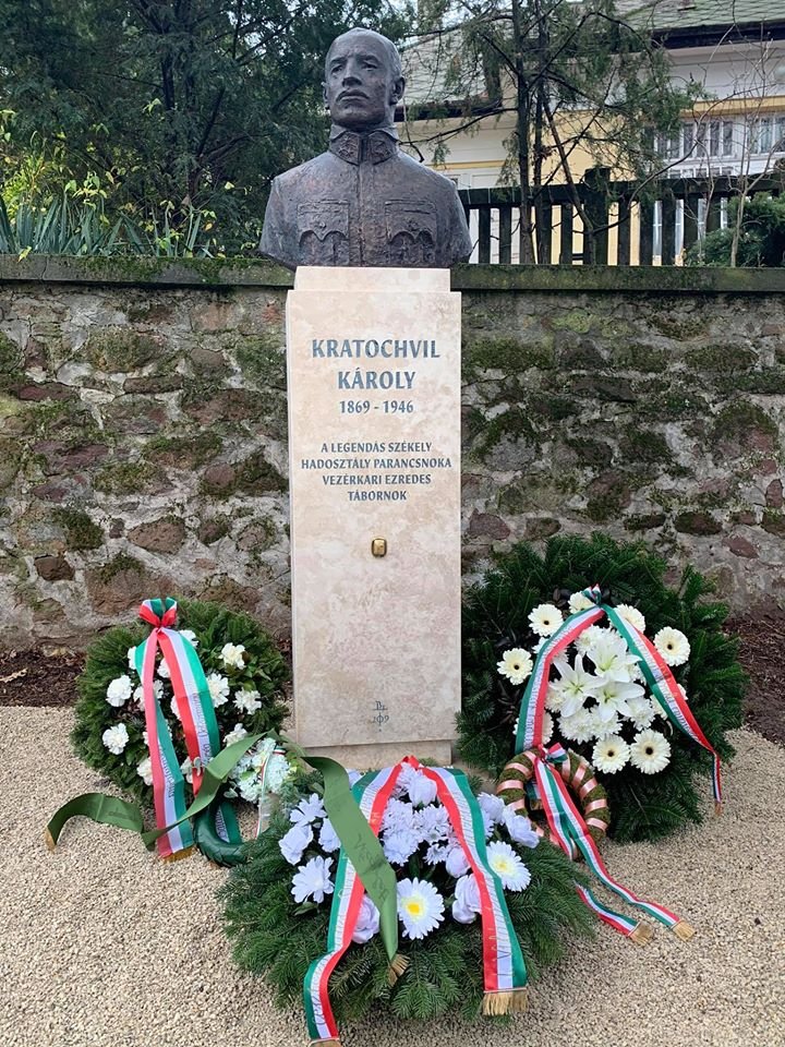 A Kratochvil Károly egykori háza előtt felállított bronz mellszobor • Fotó: Facebook/Németh Szilárd