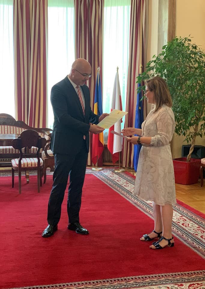 Marcin Wilczek, Lengyelország bukaresti nagykövete átnyújtja
a megbízólevelet Mihaela-Monica Căluşernek &bullet;  Fotó: Facebook