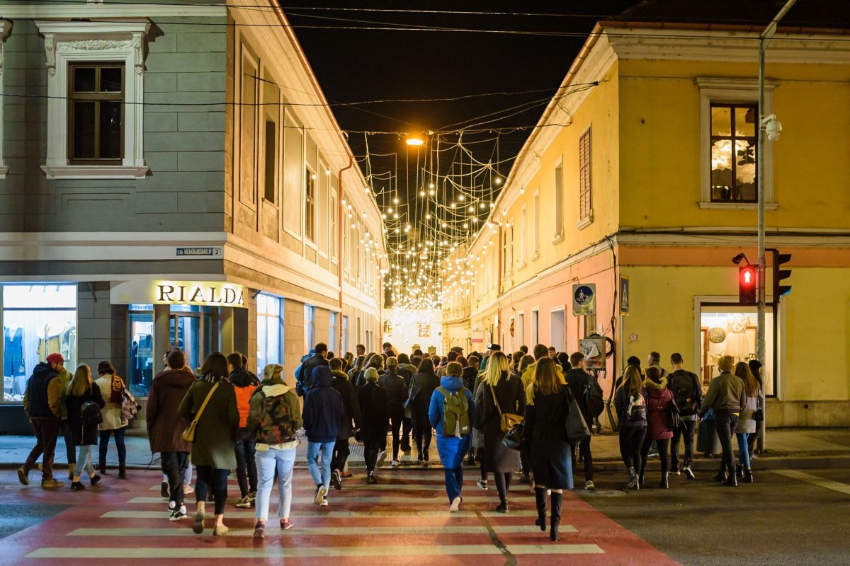 A Mátyás-ház előtti fényinstalláció tavaly került ki, azóta is a kolozsváriak kedvence •  Fotó: Facebook/Lights on Romania