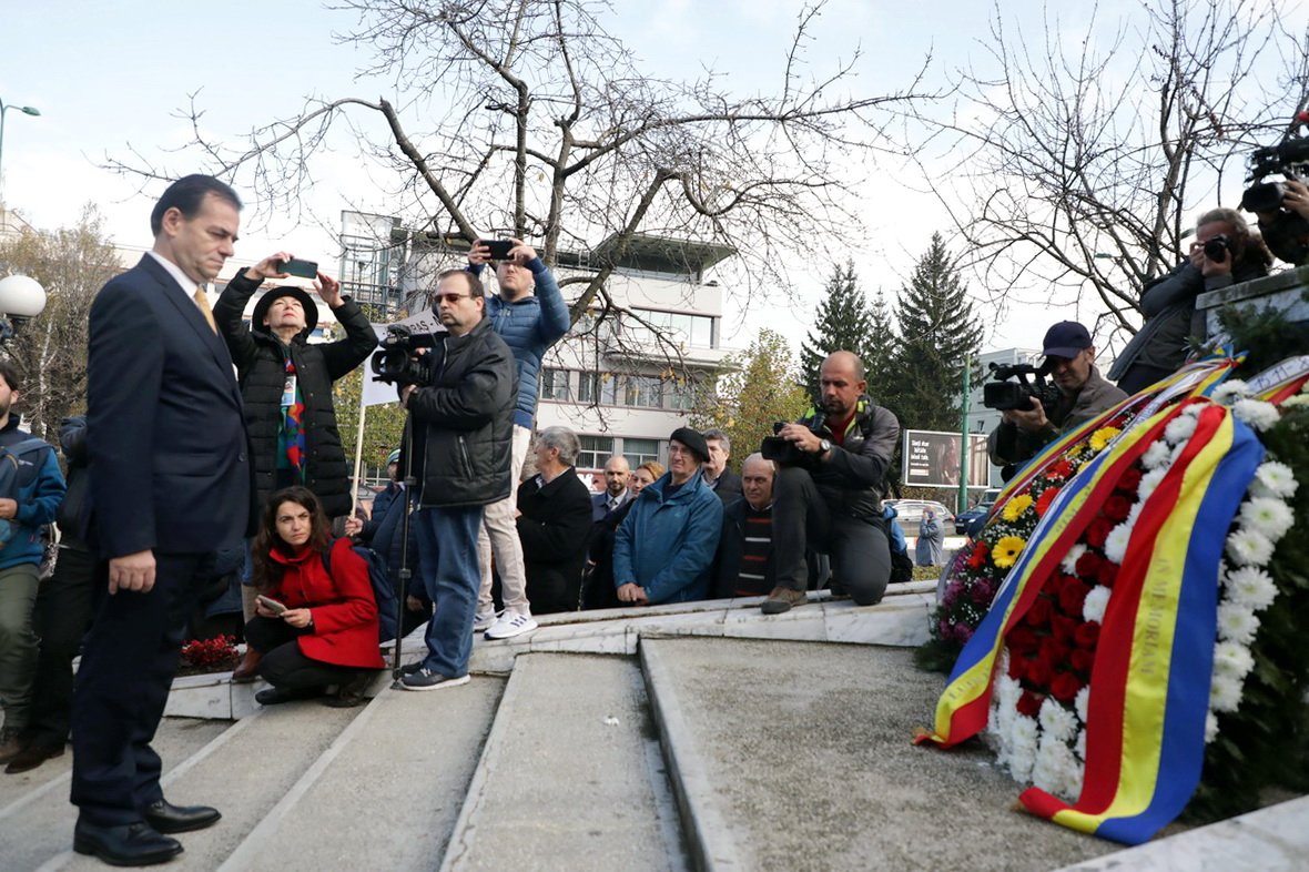 Ludovic Orban kormányfő fejet hajt a munkáslázadás emlékműve előtt a Cenk alatti városban • Fotó: Gov.ro
