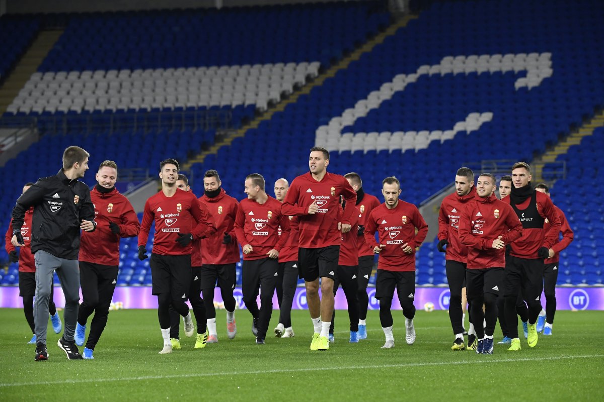 Elszántak. A magyar labdarúgó-válogatott edzése a cardiffi városi stadionban •  Fotó: MTI/Kovács Tamás