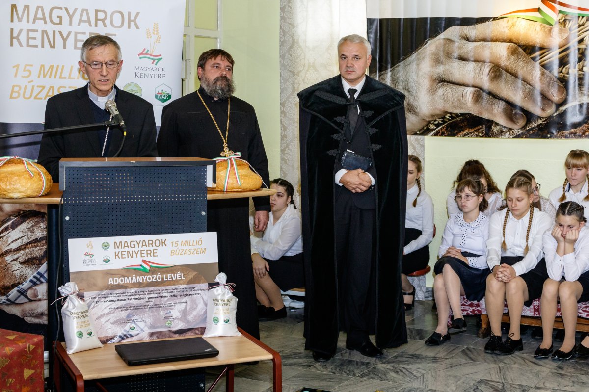 Megáldják az adományokat a Magyarok kenyere program idei zárórendezvényén a Nagydobronyi Irgalmas Samaritanus Gyermekotthonban •  Fotó: MTI/Nemes János