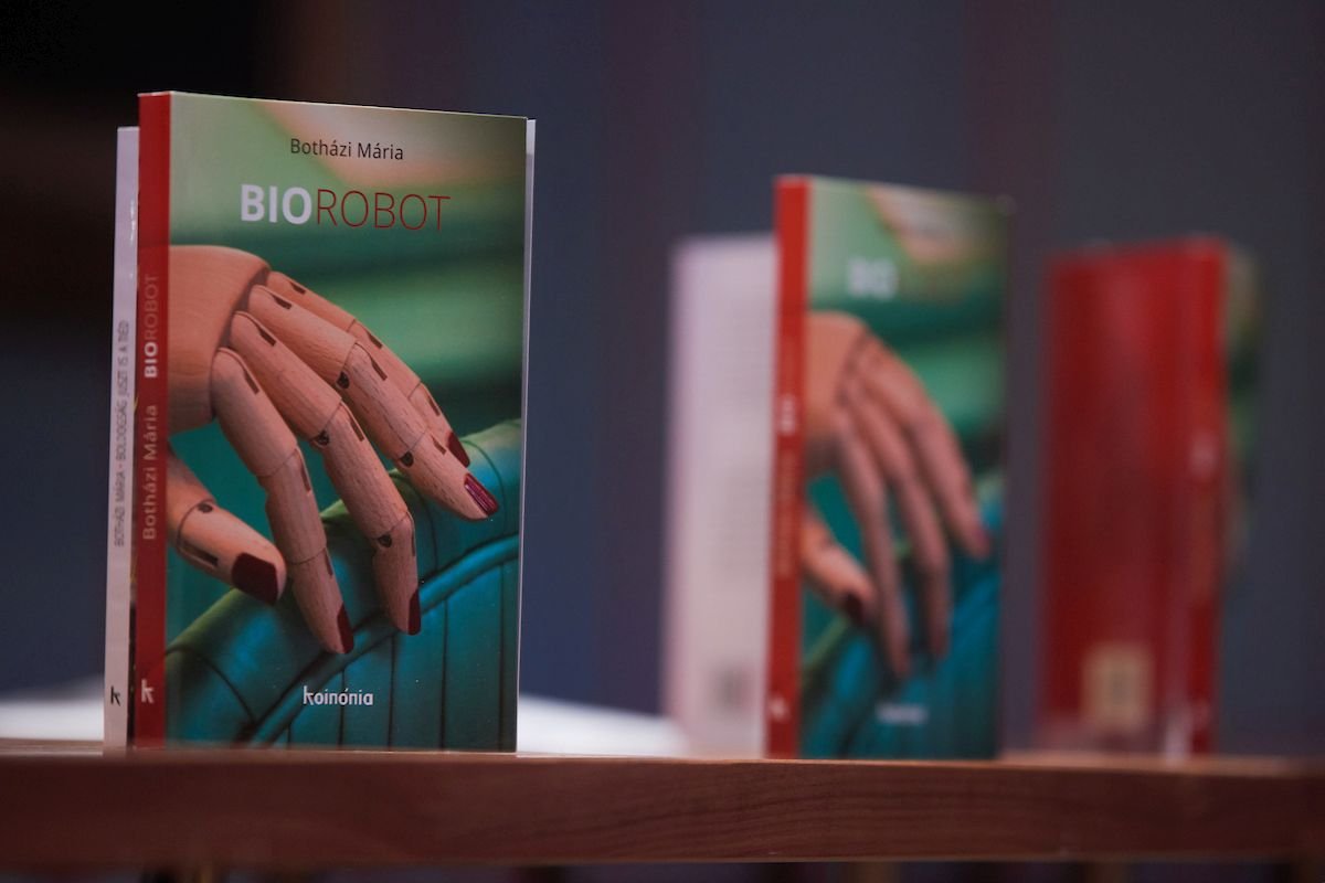 A Biorobot Szentes Zágon által tervezett borítója •  Fotó: Biró István