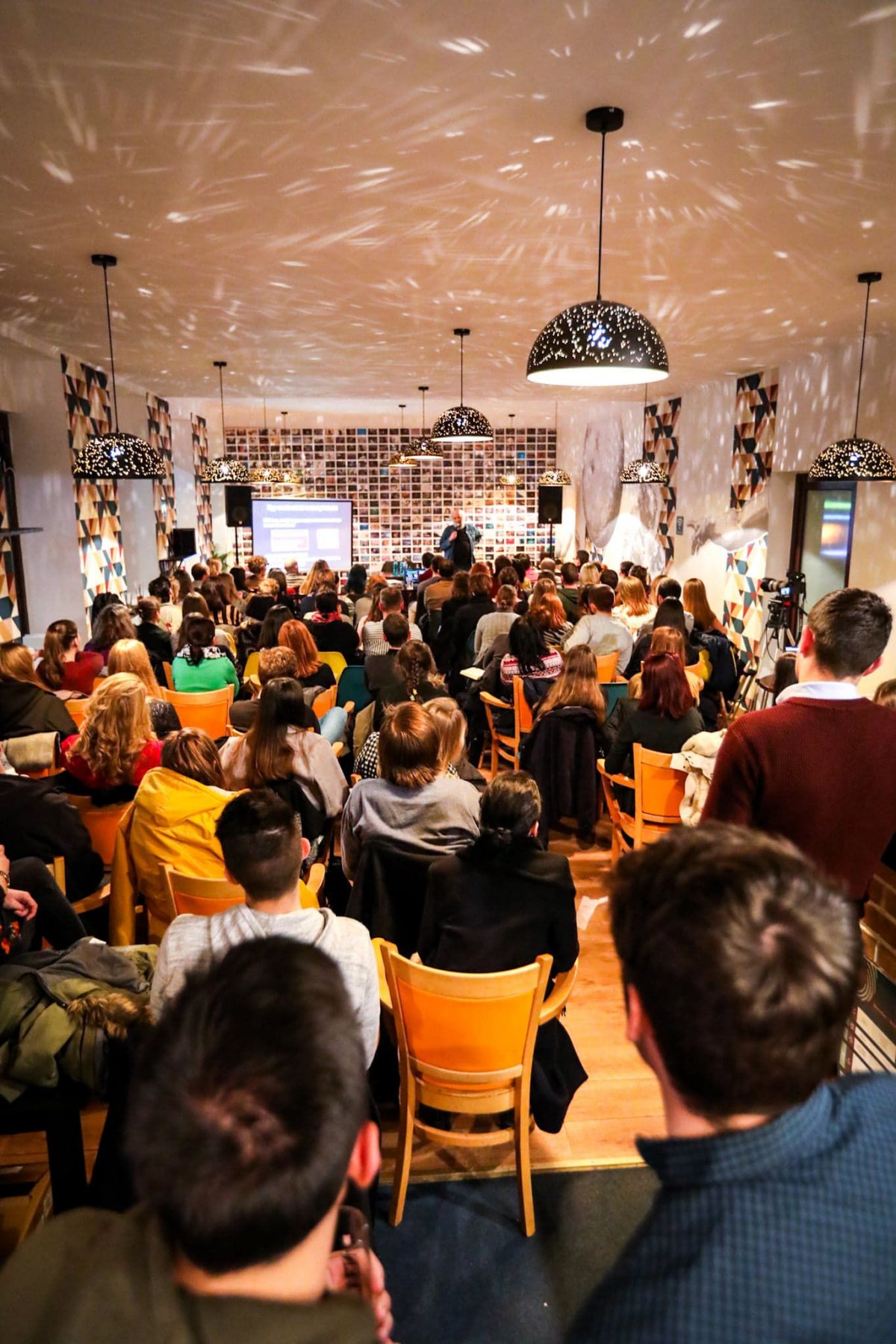 A Planetariumot zsúfolásig megtöltő közönség Mérő László kolozsvári előadásán •  Fotó: Serar Szabolcs/Planetarium