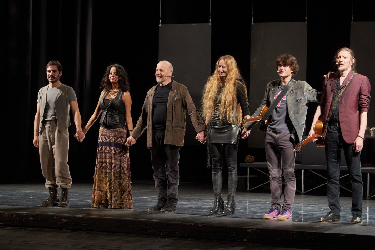 A szereplőigárda: Elia Tapognani, Saba Anglana, Marco Paolini, Elisabetta Bosio, Vittorio Cerroni, Lorenzo Monguzzi •  Fotó: Biró István