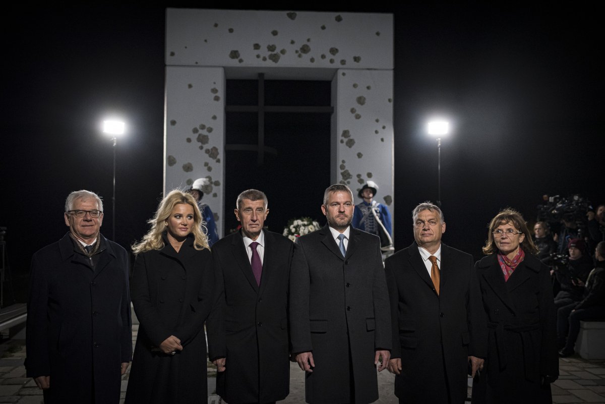 Orbán Viktor miniszterelnök és felesége, Lévai Anikó szlovák, cseh és lengyel állami vezetőkkel a csehszlovák bársonyos forradalom kezdetének alkalmából rendezett koszorúzáson a Szabadság Kapuja emlékművénél a Pozsonyhoz tartozó Dévényben &bullet;  Fotó: MTI/Miniszterelnöki Sajtóiroda/Benko Vivien Cher