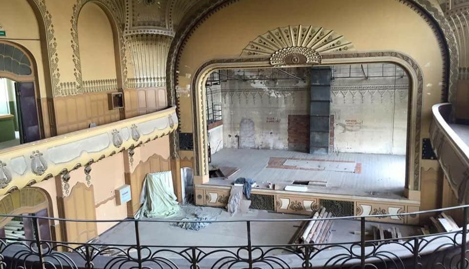 A Szabadság mozi nagytermére évek óta ráférne a felújítás &bullet;  Fotó: Infooradea.ro