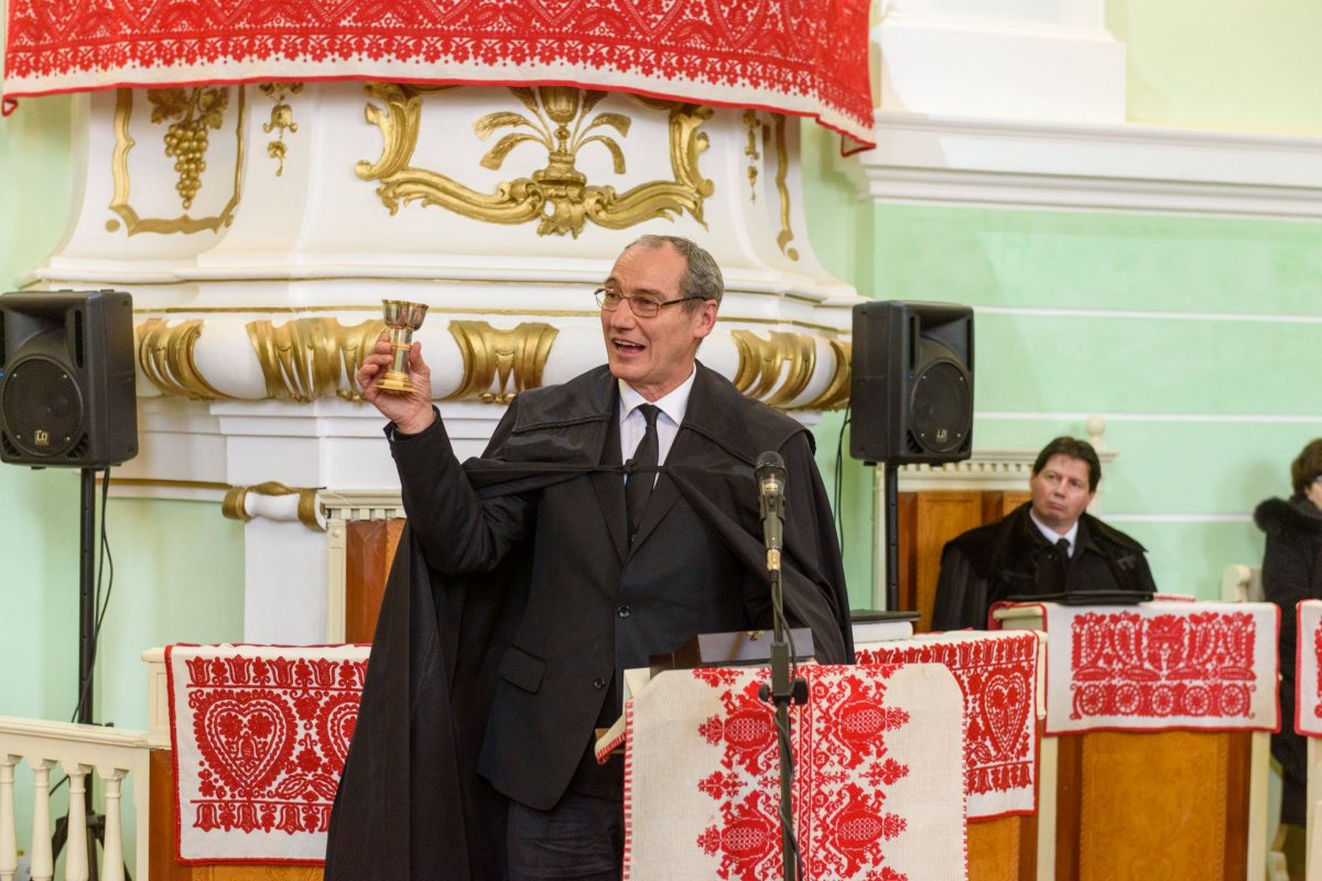 Kovács István külügyigazgató az ajándékba szánt kehellyel &bullet;  Fotó: Kiss Gábor