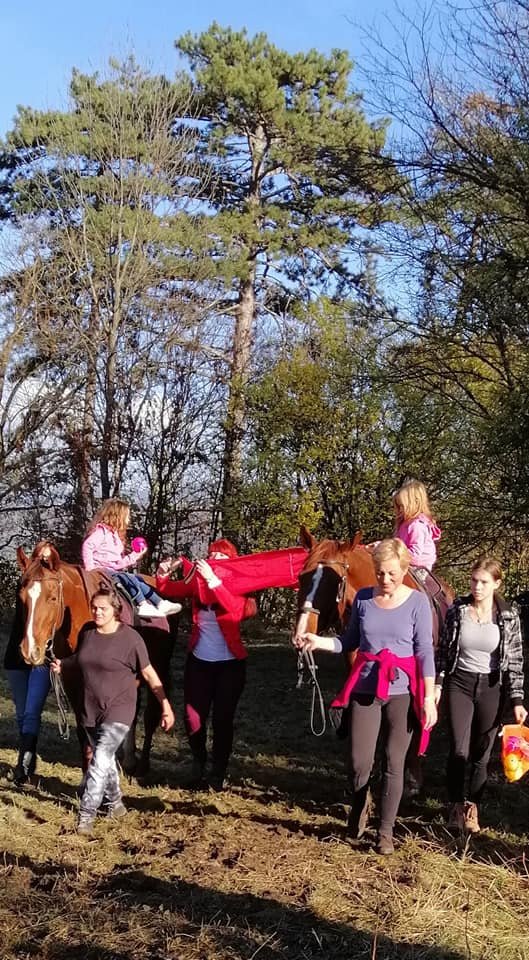 A számos egyéb program mellett a lovaglást is kipróbálhatták az érdeklődők a marosvécsi kastélykertben &bullet;  Fotó: Szucher Ervin