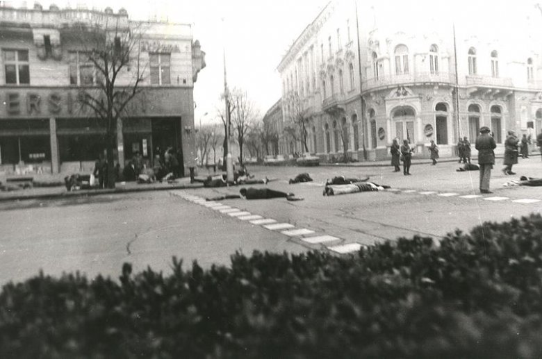 A romániai forradalom áldozatai Kolozsvár főterén 1989 decemberében •  Fotó: Răzvan Rotta/Ro.wikibooks.org