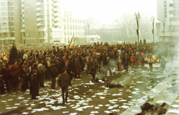 Nem volt amikor és akitől demokráciát tanulni – Benkő Levente történész a forradalomról és annak politikai hátteréről