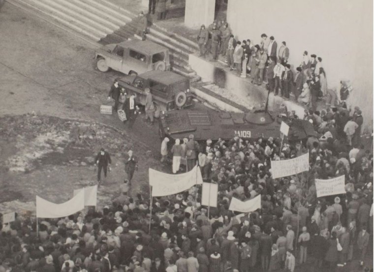 Rendszerváltó harmincasok: Ungvári-Zrínyi Ildikó illuzórikus közösségekről, a „felszabadító” internetről