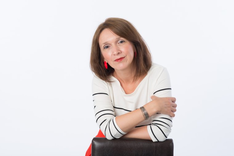 „Nem csak rossz nekünk, ezért tudunk kacagni magunkon” – Botházi Mária a mai lét nehézségeiről, a türelemről és szégyenről