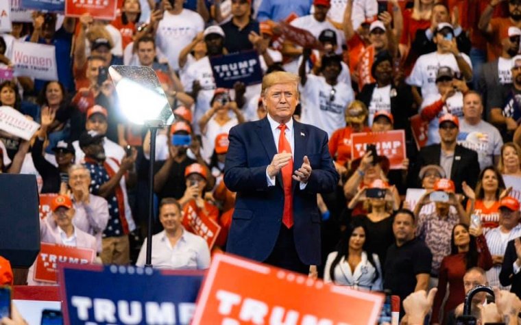 Trump nagy hajrája a „csatatér” államokban: a republikánus elnök elleni protest szavazatokban bízhat a demokrata Biden