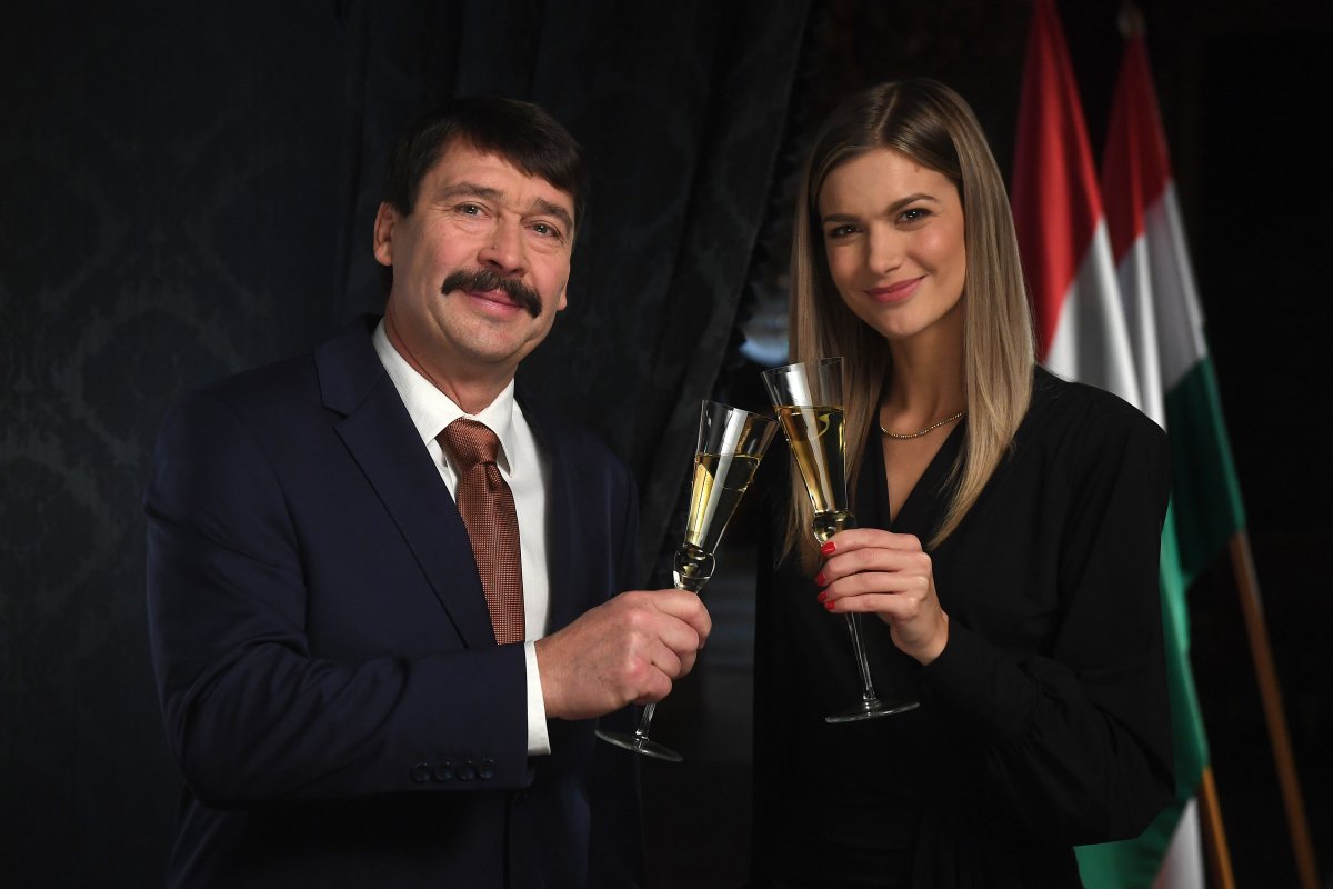 Áder János köztársasági elnök és Weisz Fanni jeltolmács koccint &bullet;  Fotó: MTI/Illyés Tibor