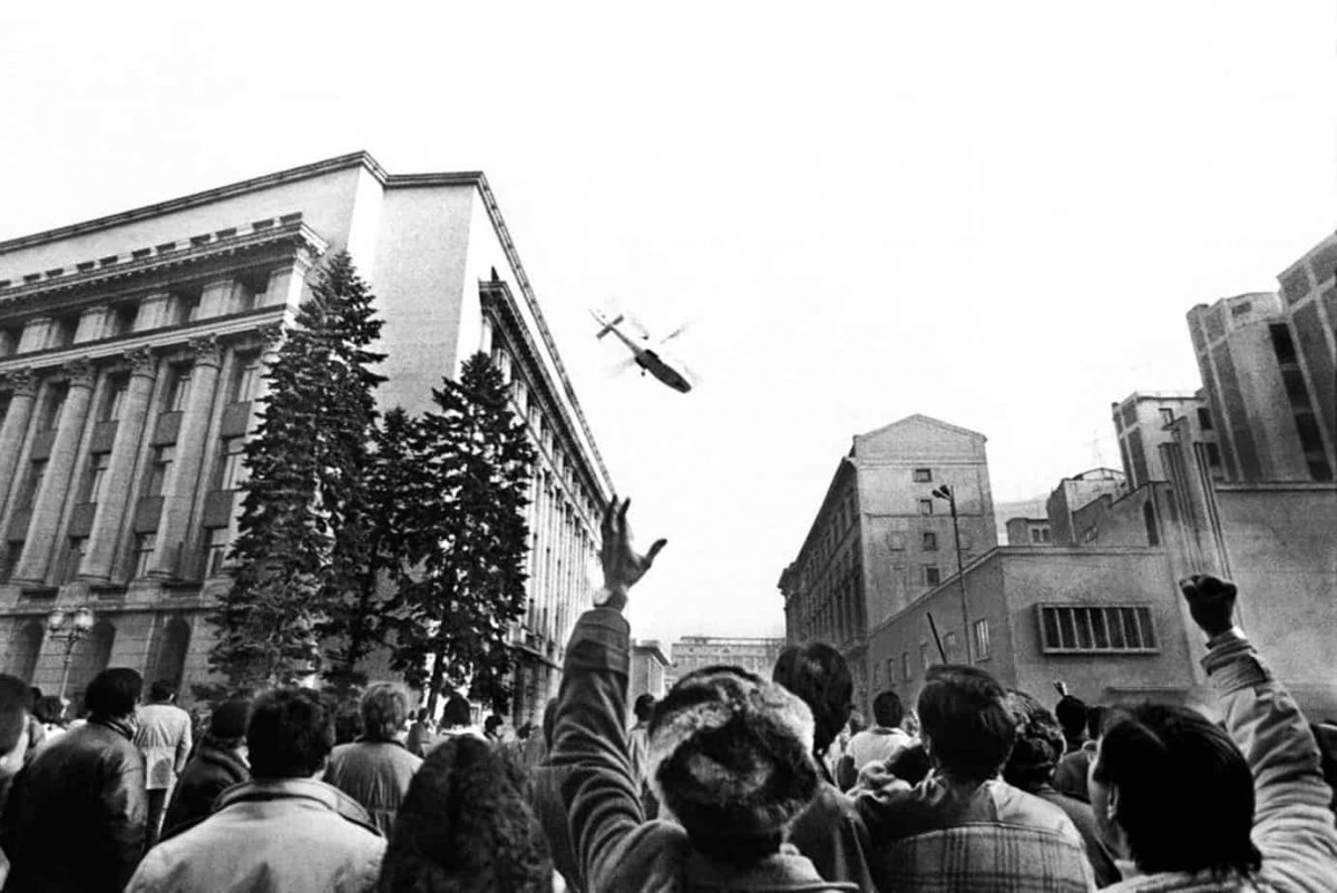 Menekülés. A Ceaușescu házaspár elhagyja a tüntetők által ostromolt központi bizottság székházát 