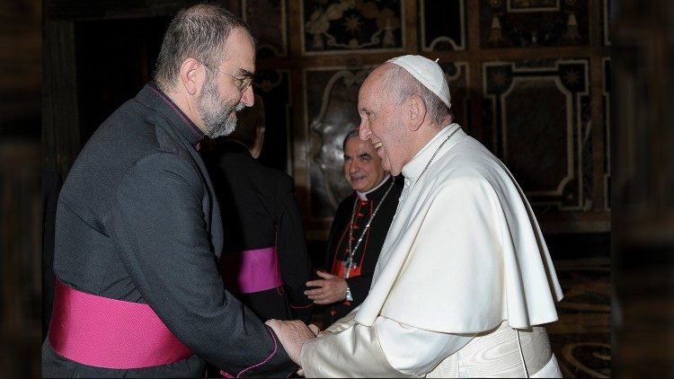 Ferenc pápa köszönti Kovács Gergely atyát december 12-én a Szenttéavatási kongregáció 50 éves jubileumán &bullet;  Fotó: Vaticannews