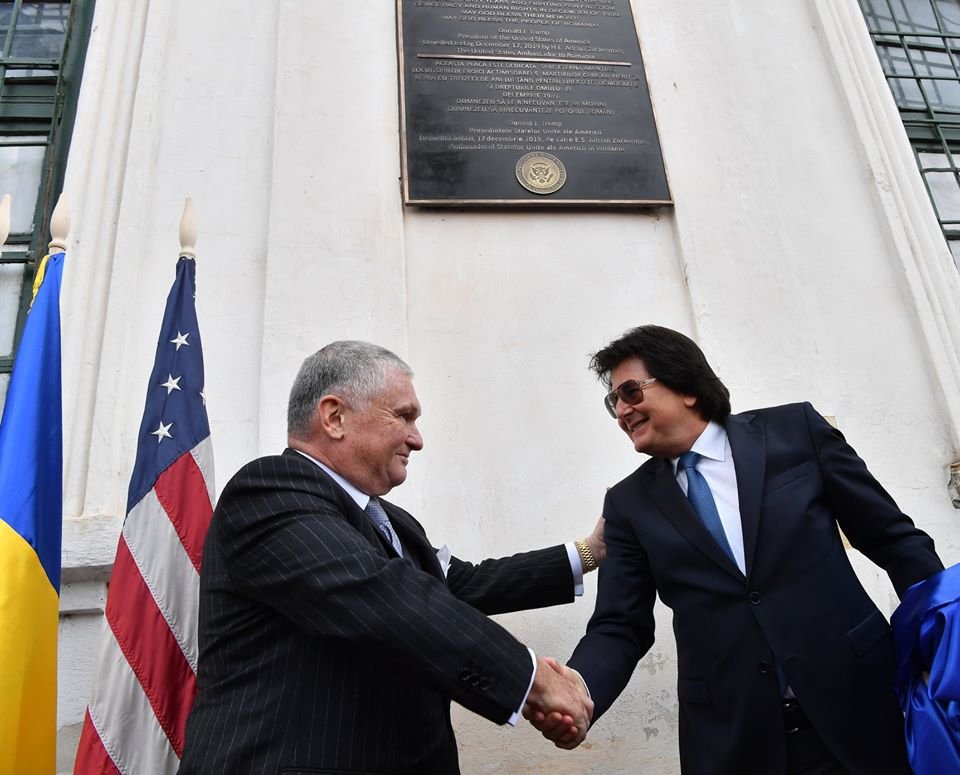 Adrian Zuckerman és Nicolae Robu az emléktábla-avatón •  Fotó: Facebook/U.S. Embassy Bucharest