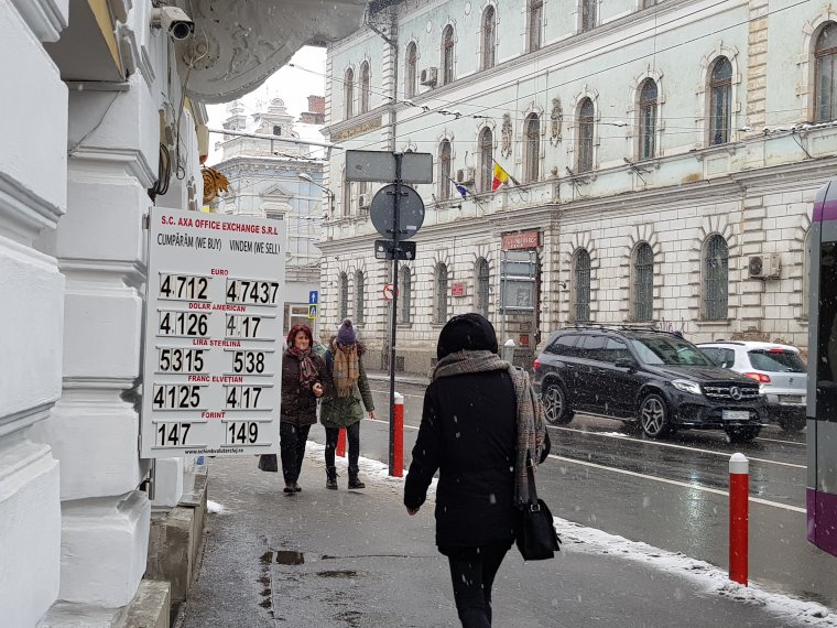 Zuhan a lej árfolyama, Klaus Johannis a kormányt teszi felelőssé a történelmi gyengülésért