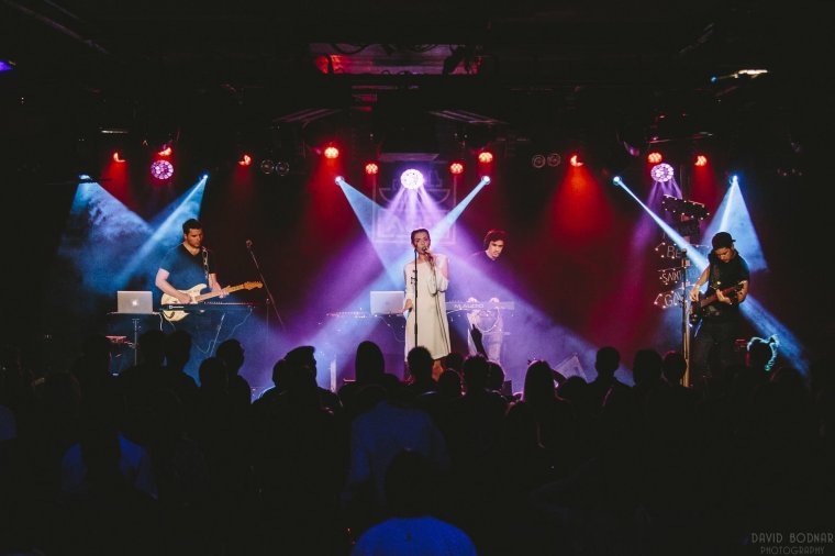 Mediterrán hangulatot teremt az erdélyi színpadokon a Belau