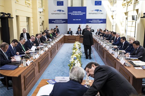 EU-csúcs: Macron 2050-ig nullára csökkentené a szén-dioxid-kibocsátást az Unióban