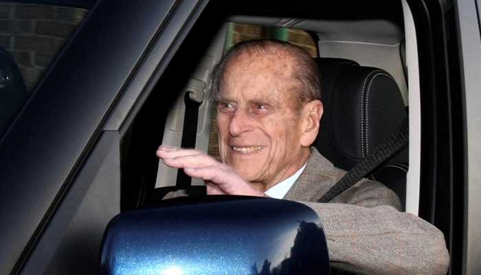 Az általa okozott balesetet övező botrány miatt visszaadta jogosítványát Fülöp herceg