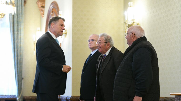 Johannis odamondott a referendumról szóló egyeztetésre volt politikai foglyokat küldő PSD-nek és a távolmaradó ALDE-nak