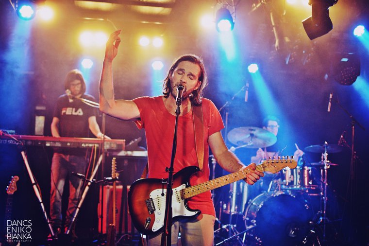 „A színpadon szeretünk megőrülni és meghalni” – Kollár-Klemencz László szerint az erdélyi közönség gyorsan ráhangolódik a zenére