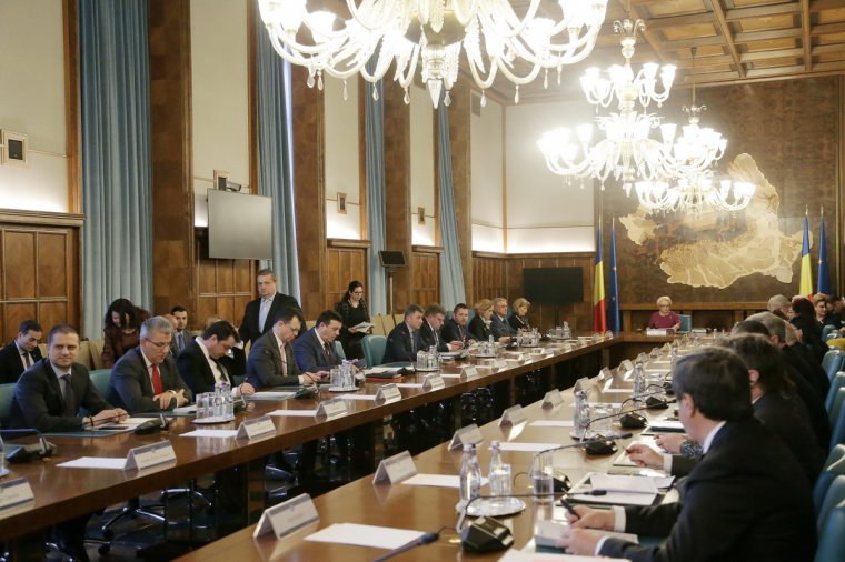 „Nehéz örökséget” hagyott a leköszönő kormány, elkerülhetetlennek tűnnek a megszorítások