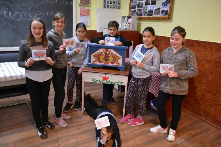 Erdély-szerte vándorol a Kallós-bőröndmúzeum – Szilágyság és Kalotaszeg után a mezőségi iskolákban tartanak foglalkozásokat