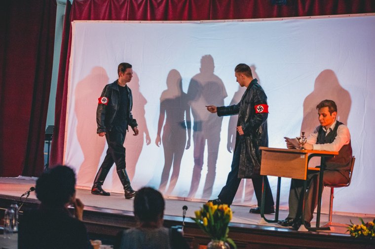 Holokauszttúlélő-történet szatmári árnyjátékban – az Örökségünk őreit megnyerő kölcseys diákok sikeres produkciója