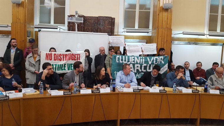 „Csúszda az ablakom alatt?!” A lakosok ellenvetése közepette fogadta el a kolozsvári tanács az élményfürdő tervét