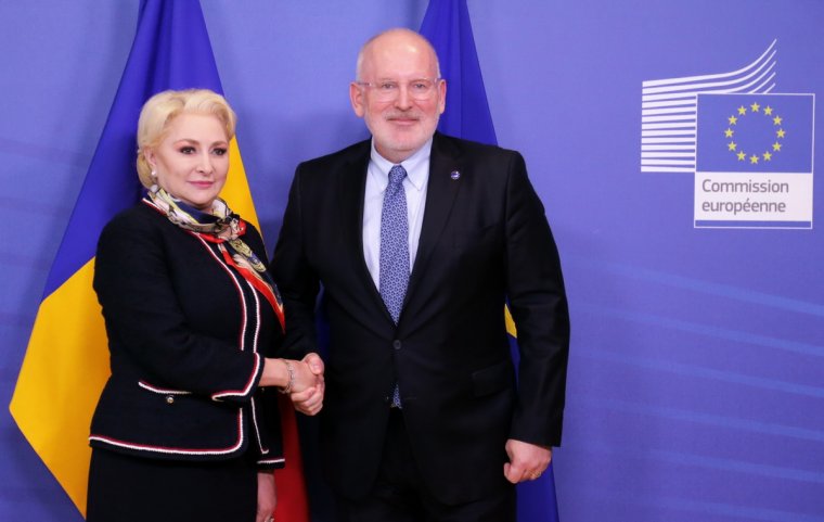 Viorica Dăncilă veszélyesnek tartja, hogy Frans Timmermans „uniós atombombával” fenyegette meg Romániát