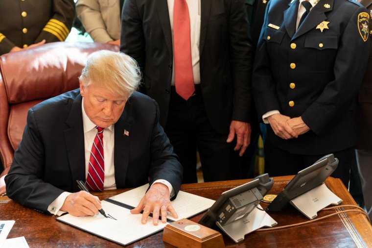 Donald Trump elmozdította az amerikai titkosszolgálat igazgatóját