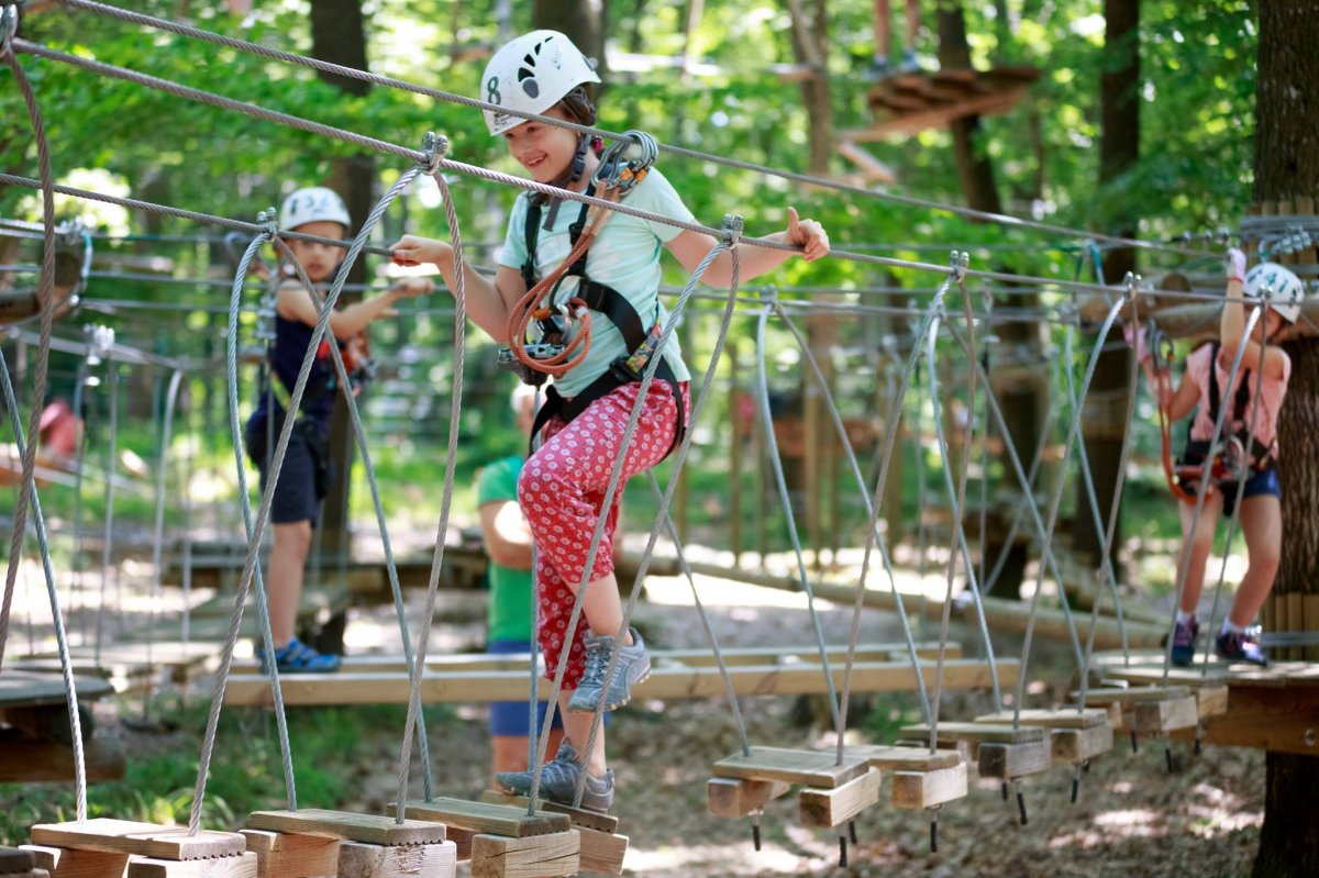Kalandra fel! A gyerekek megtanulhatnak egyensúlyozni, valamint áthelyezni a súlypontot mozgó elemen •  Fotó: Facebook/Adrenalin Park