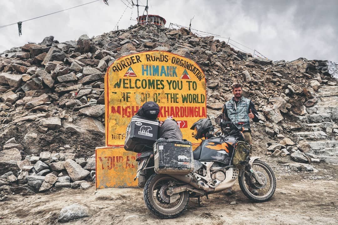 Bezsnei Andor a Himalájában, a Khardung La-hágó fölött, 5359 méter magasságban. Ezt tartják a világ legmagasabban lévő, motorral járható útjának •  Fotó: Facebook/Andor Bezsnei