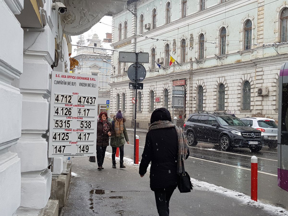 Kolozsvári valutaváltó kedd délután kifüggesztett árfolyamkínálata •  Fotó: Rostás Szabolcs