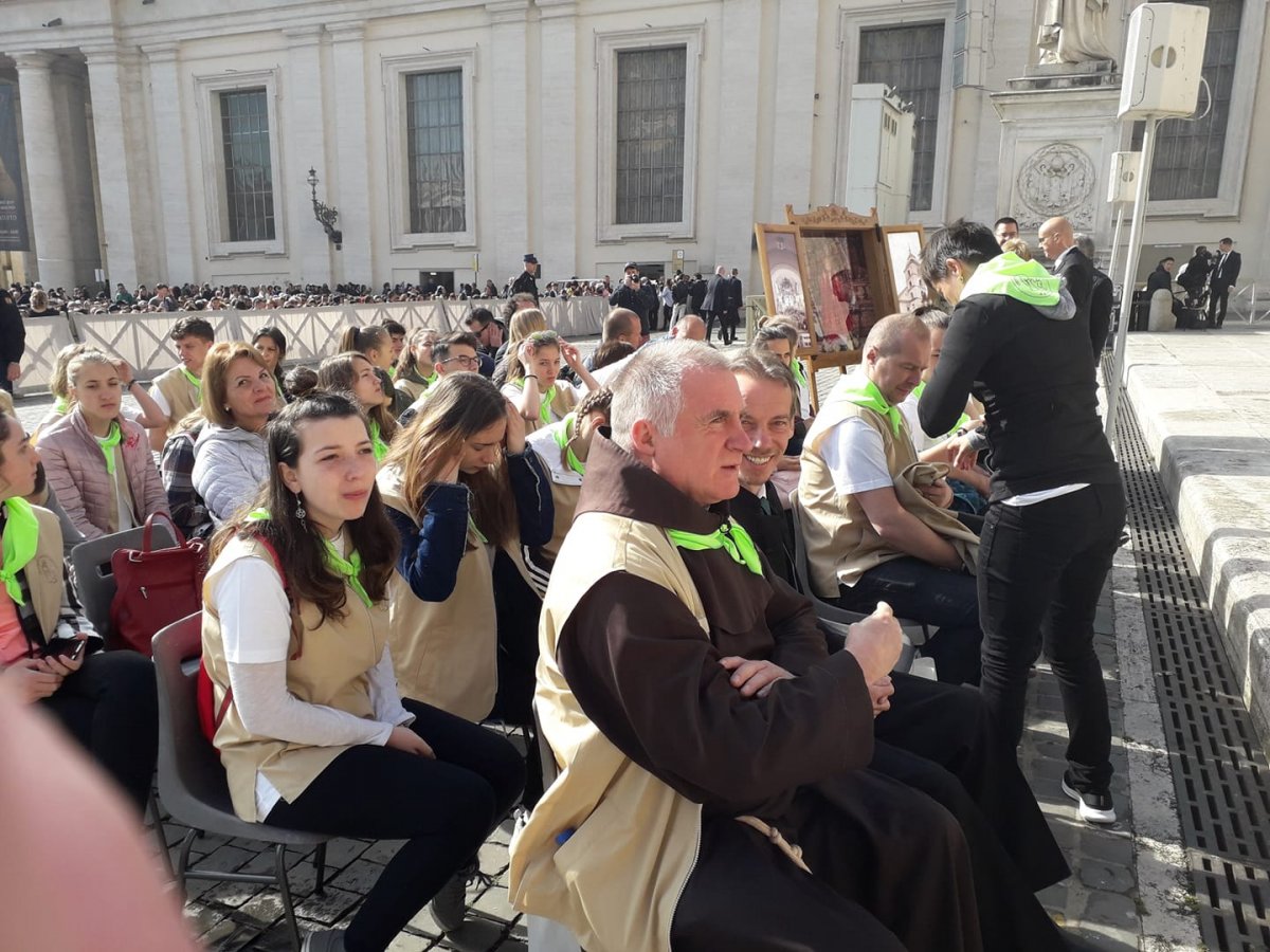 Böjte Csaba a Szent Péter Bazilika előtt várja a gyerekekkel együtt a szentatyát &bullet;  Fotó: Magnificat.ro
